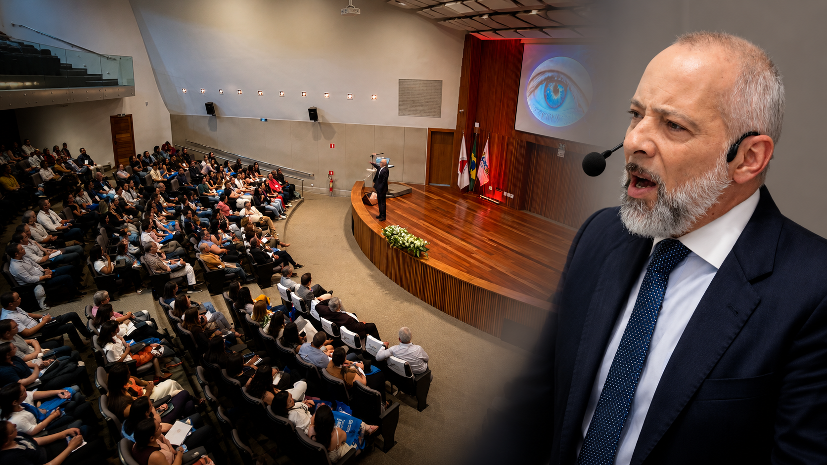 Alexandre Alvarenga em auditório com plateia de líderes